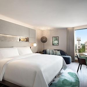 Luxus Zimmer mit Kingsize-Bett im oberen Stock